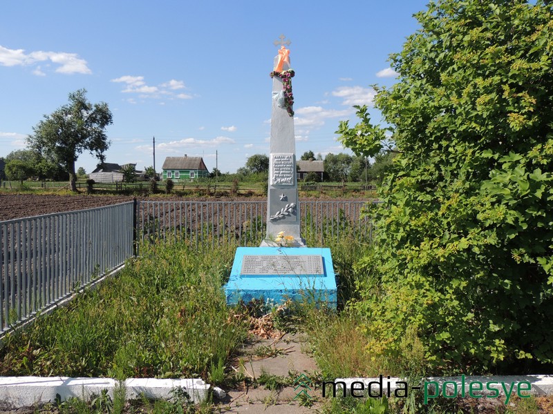 Обелиск на братской могиле расстрелянных в Воронях советских активистов в сентябре 1942 года