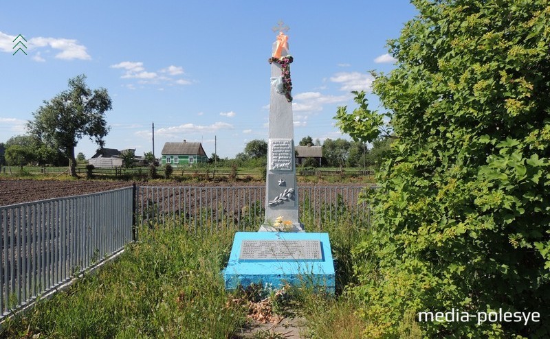 Обелиск на братской могиле расстрелянных в Воронях советских активистов в сентябре 1942 года