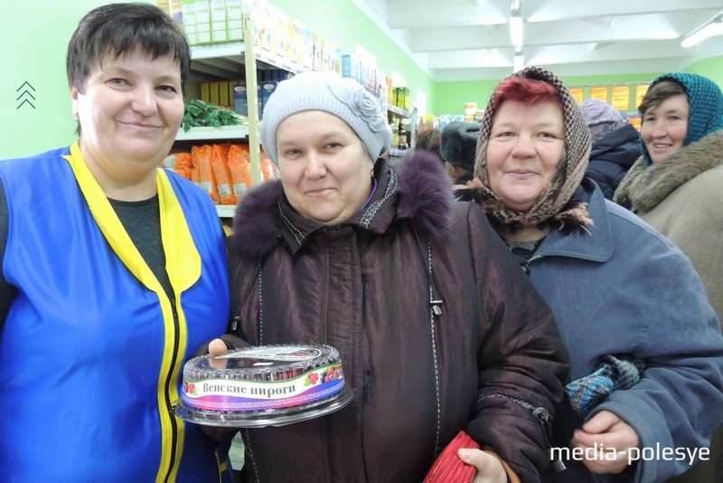 Елена Павловна (в центре) купила к приезду детей в «Гуртовне» торт. Женщина говорит, что теперь станет постоянной покупательницей дискаунтера