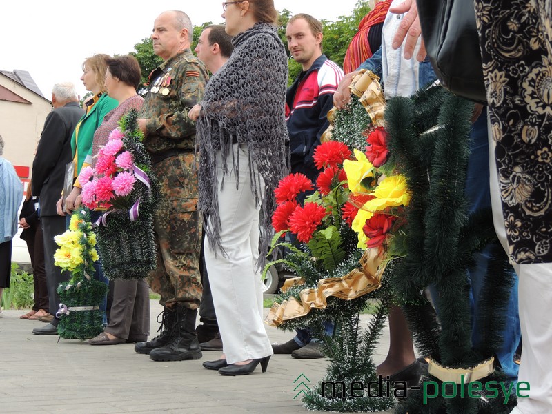 В день приезда родной сестры погибшего моряка в Ольшанах прошёл митинг