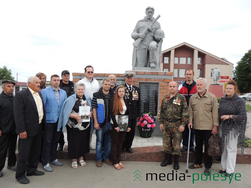 Участники митинга в Ольшанах с родственниками погибшего краснофлотца