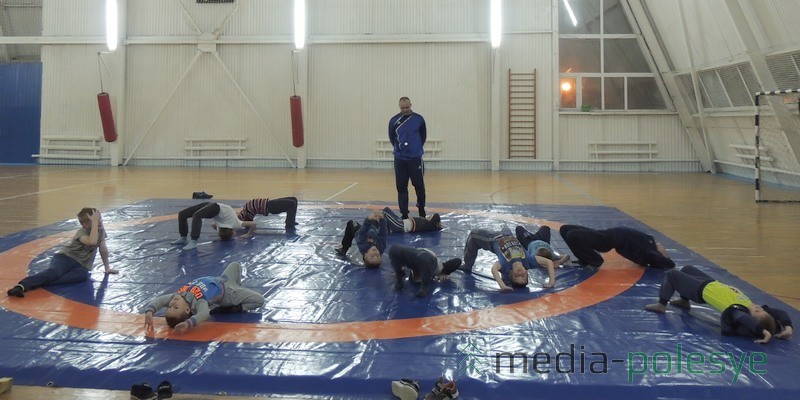 Ребята спешат на тренировки к Олегу Чеху