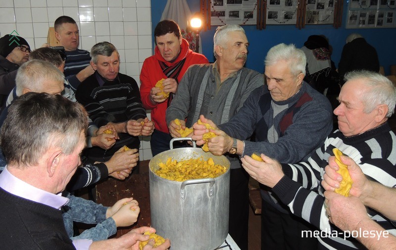 Воск патрэбна нагрэць, а затым старанна размяць, каб не было камячкоў