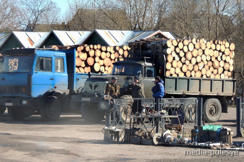 У Альшаны драўніну прывозяць машынамі