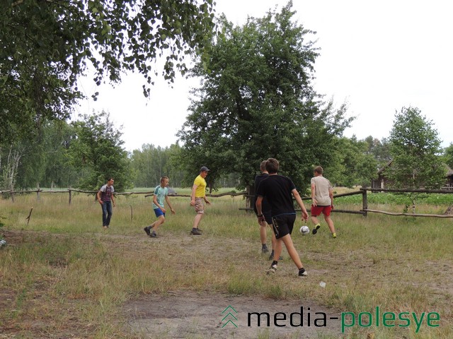 На импровизированной футбольной площадке весело