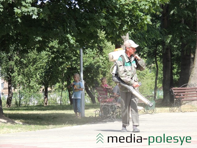 Чистыми будут дорожки и площадки в городском парке