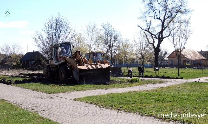 Момент модернизации сквера около центральной площади Давид-Городка