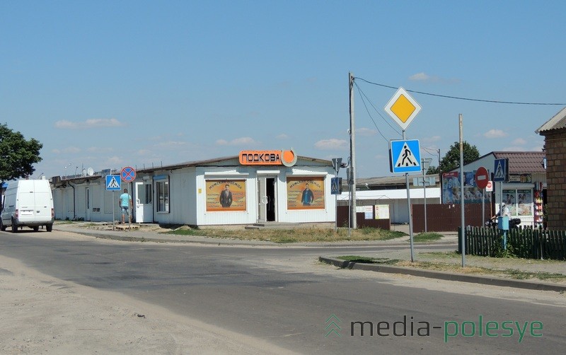 Для перехода улицы на этом участке можно воспользоваться расположенными вблизи другими пешеходными переходами