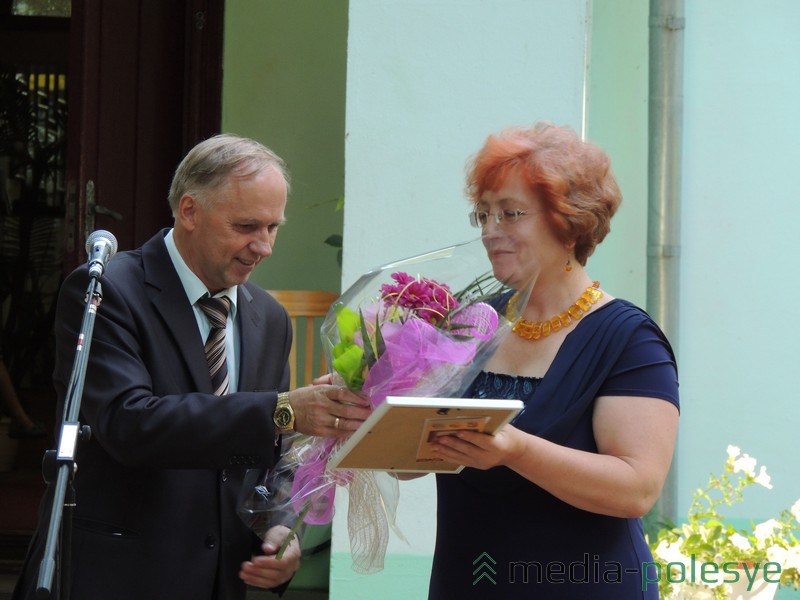 В.Заруба ўручае С.Вярэніч узнагароду