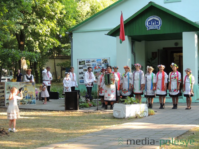 Выступае ўзорнае аб’яднанне аматараў фальклору “Згадка” (кіраўнік І.Ляшкевіч)