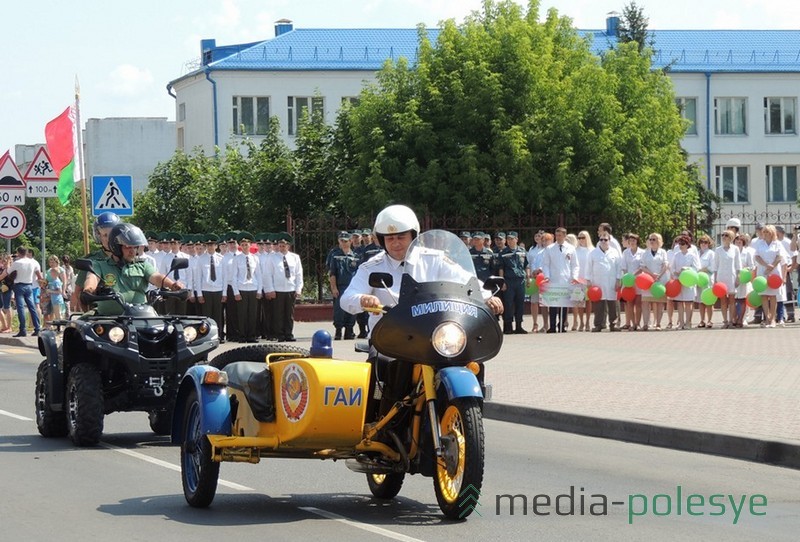 Ретро-мотоцикл ГАИ во время парада-демонстрации ретро-техники