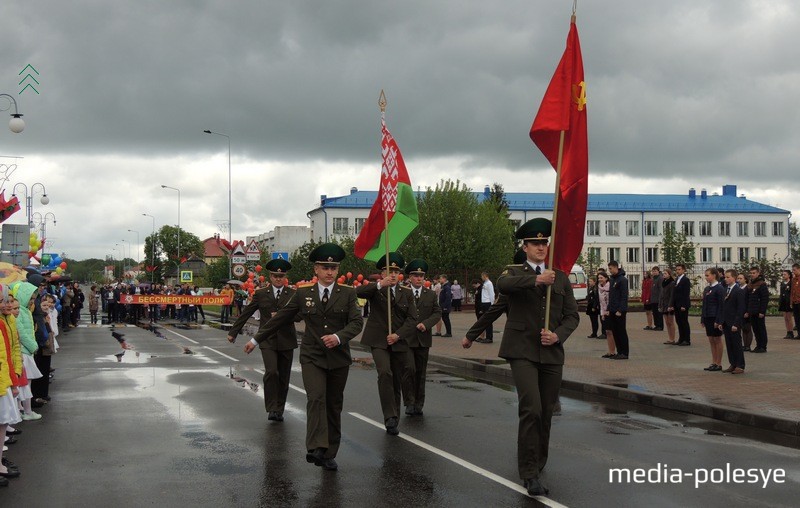 Знамя Победы и Государственный флаг Республики Беларусь несут военные