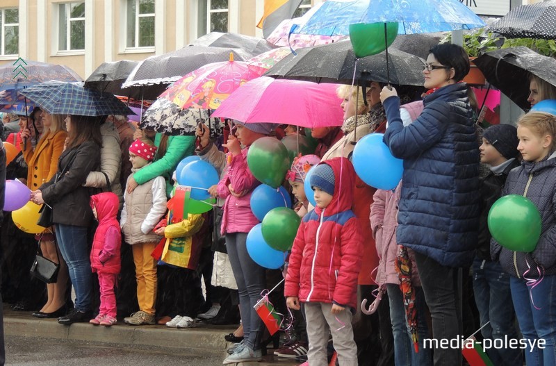 Сотни горожан и гостей города пришли на митинг, чтобы отдать дань памяти и уважения всем тем, кто приближал Великую Победу