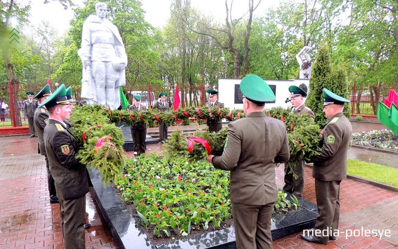 Военные возлагают гирлянду к братской могиле