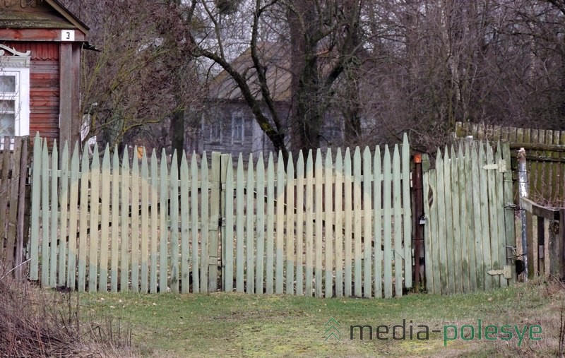 Такіх весніц з замкамі на браме таксама нямала. Відаць, старэйшыя гаспадары пайшлі з жыцця 