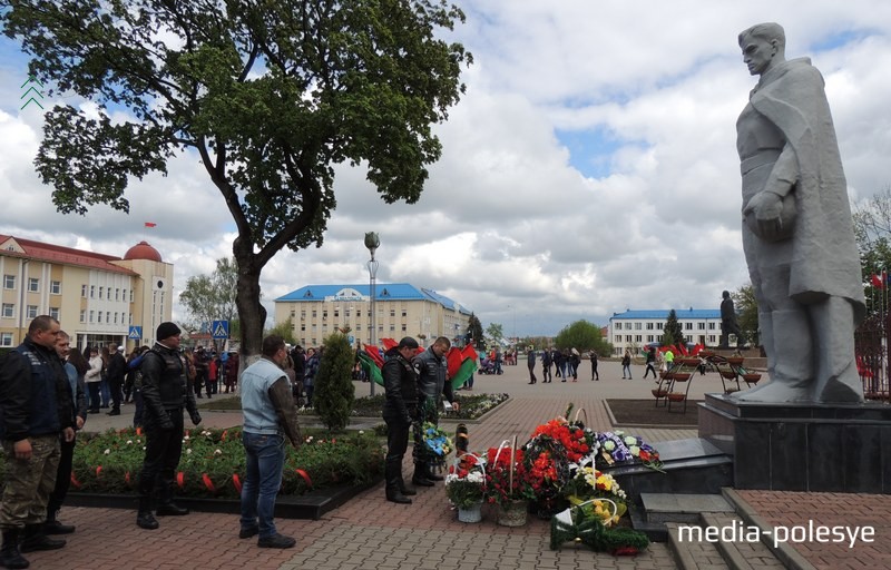 Они почтили память погибших в годы Великой Отечественной войны и возложили к памятнику корзину с цветами