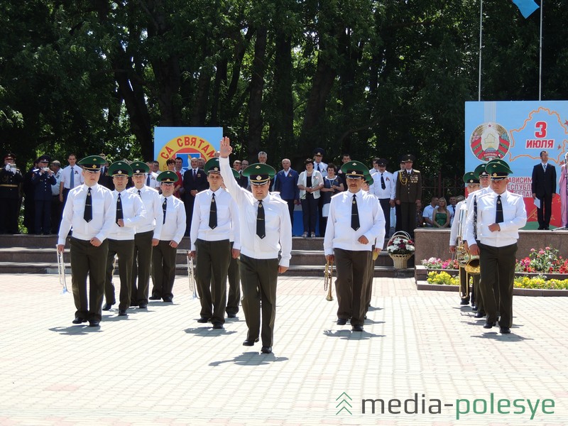 Пляц-дэфіле ў выкананні духавога аркестра Пінскага пагранічнага атрада (кіраўнік Валерый Шкабара)