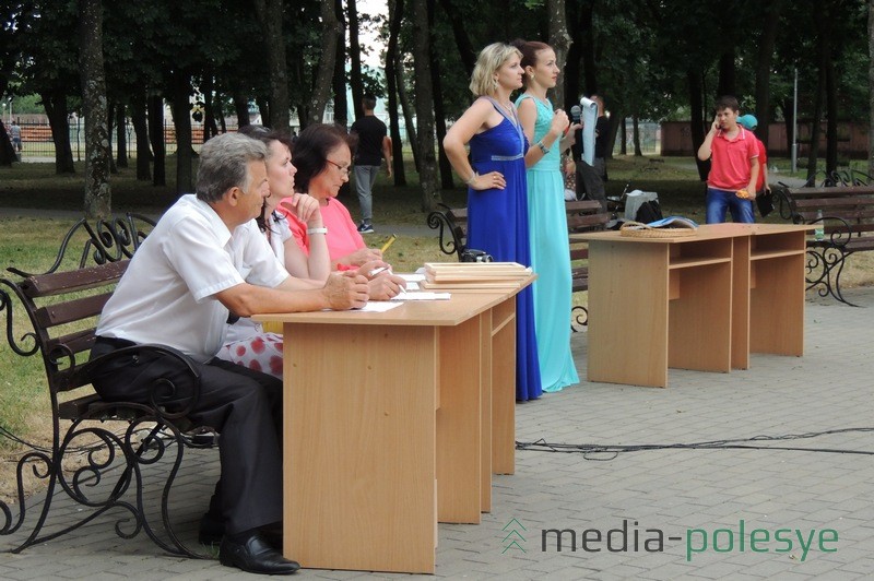 Члены жюри и ведущие конкурсной программы переживают не меньше участников