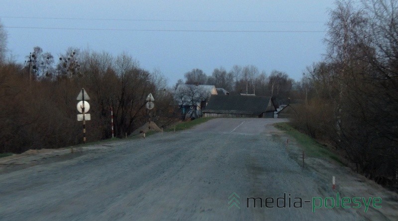 Через саму деревню Мочуль есть асфальт