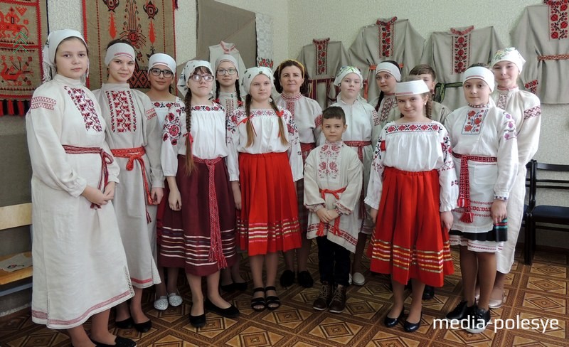 Ягор Трапец (у цэнтры) разам са старэйшымі ўдзельнікамі студыі народных промыслаў “Вышыванка” і яе кіраўніком