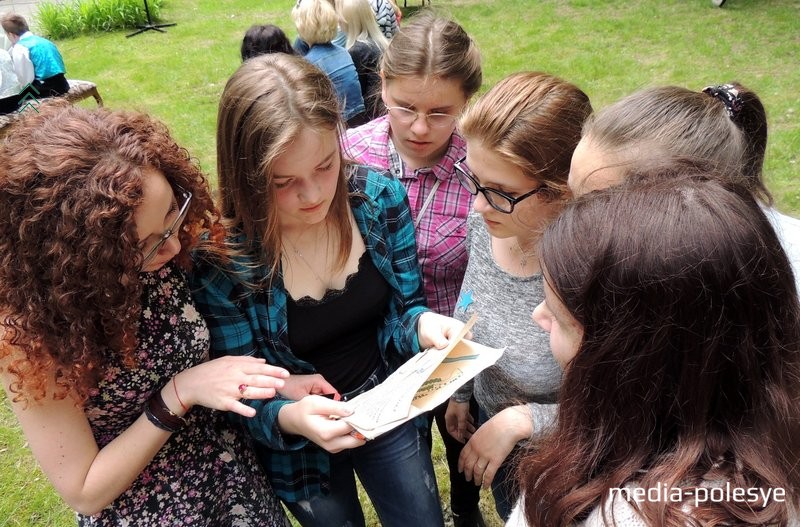 Падлеткі выконваюць заданні пры ўдзеле ў музейным квэсце