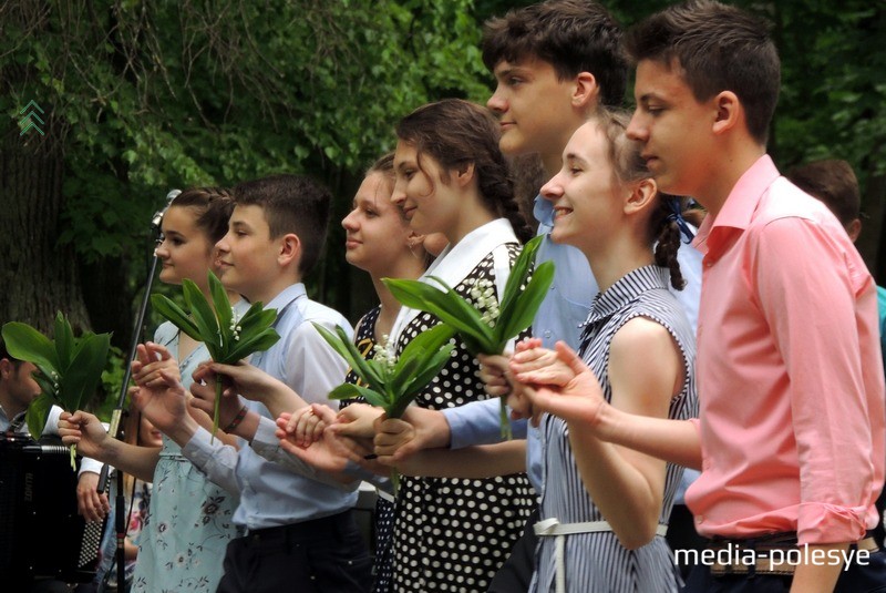 Вучні СШ №2 г.Століна дораць гледачам свой музычны падарунак