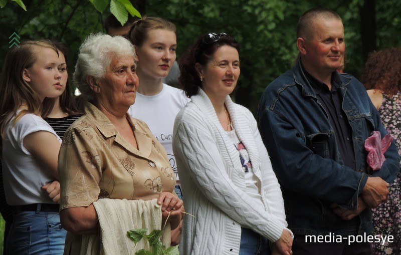 Госці свята ўважліва сочаць за праграмай