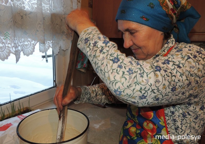 Нужно хорошенько всё вымесить и поставить на ночь или на пару часов на тёплую печь