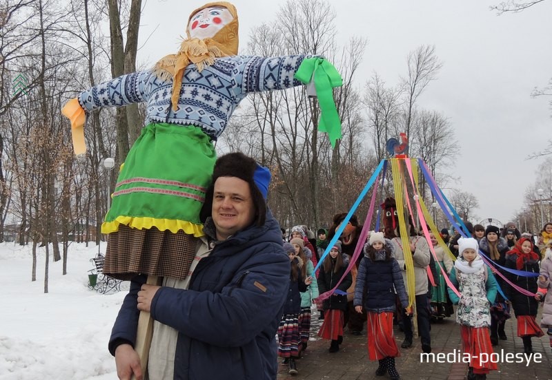 Чучело зимы пронесли через парк