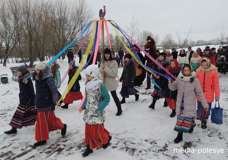 Шествие по центральной алее парка