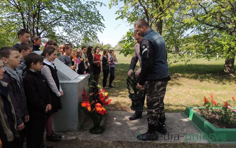 Участники автомотопробега возлагают корзину с цветами к памятнику погибшим в годы Великой Отечественной войны землякам в Колодном