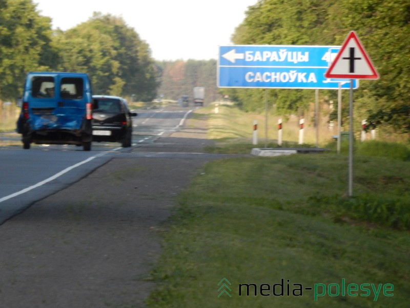 На днях недалеко от этого места под колёса авто попала велосипедистка. Все ДТП "объединяет" сдача-скупка клубники