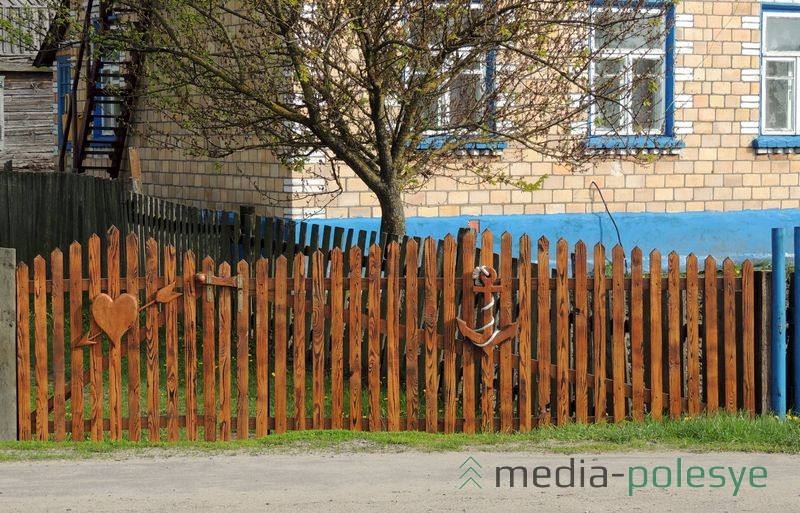 Відаць, такія вароты рабіў марак з разбітым стрэламі Амура сэрцам