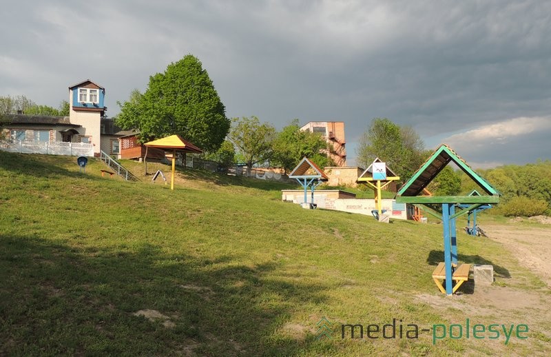 К городскому пляжу в Столине примыкает спасательная станция