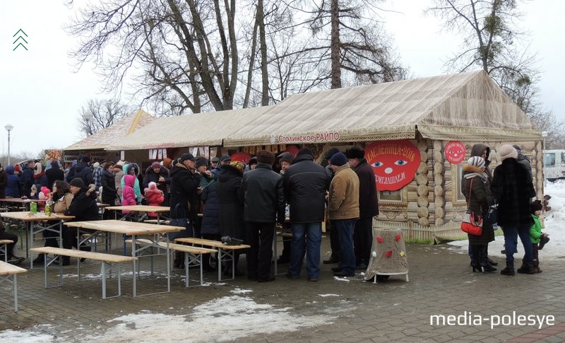 В парке работали торговые ряды