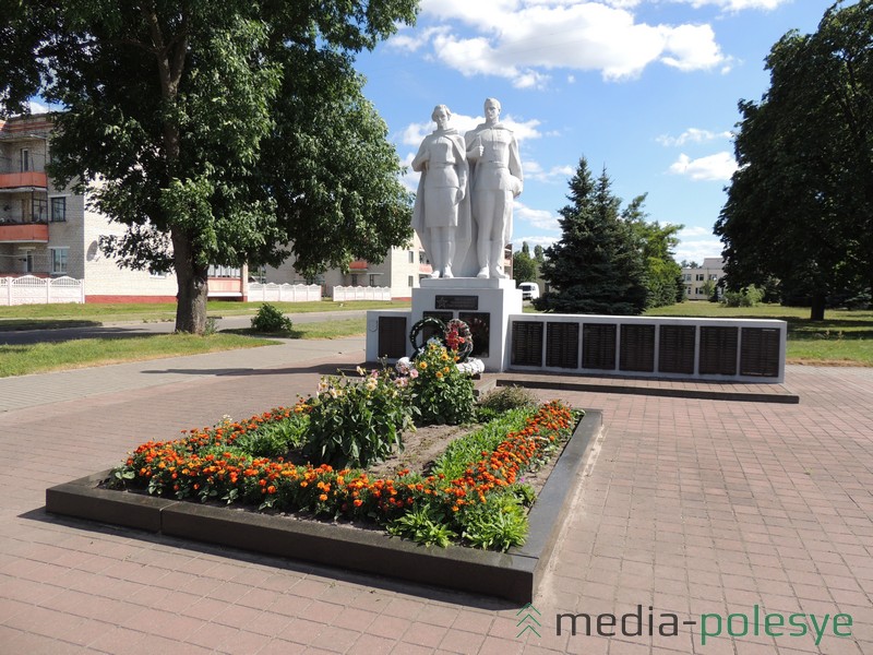 Братская могила в деревне Федоры Столинского района