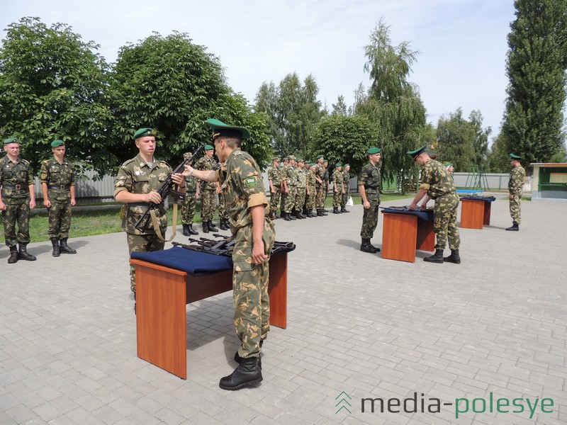 Молодое пополнение пограничников получает боевое оружие в торжественной обстановке