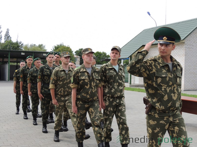 Торжественным маршем прошли пограничники по плацу ОПС «Речица»