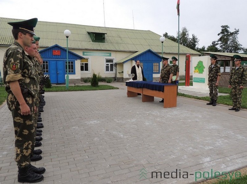 К солдатам обратился начальник ОПС «Речица» подполковник Виталий Данильченко