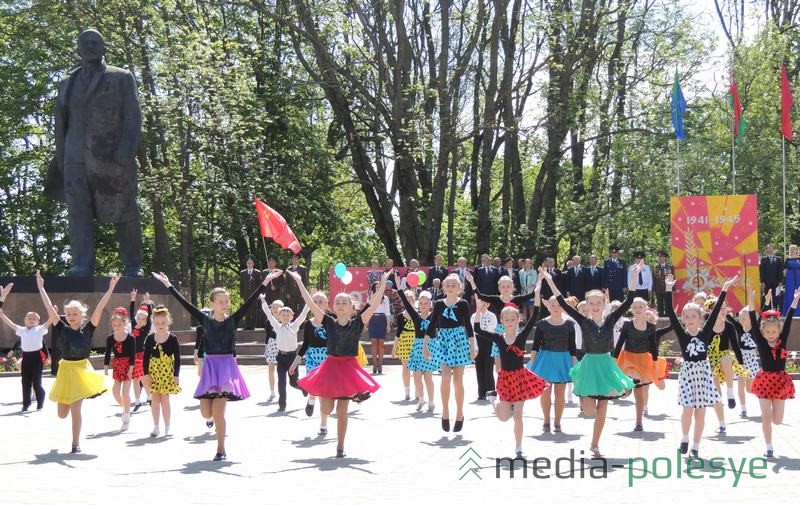 Малыши танцевали в праздничный день на площади Ленина