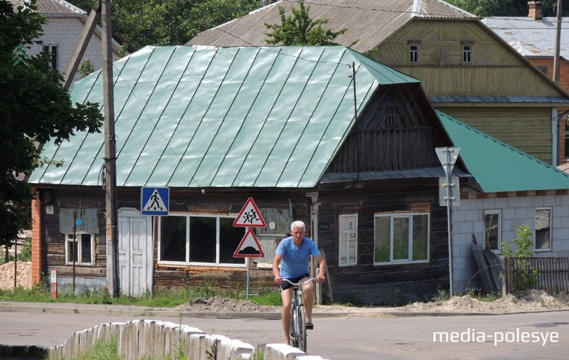 Многие дома по центральным улицам Давид-Городка благоустраивают