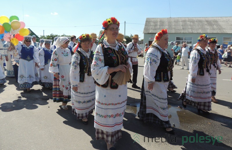 Народны аматарскі фальклорны калекыў =Крыніца= Пінкавічскага СДК і народнае аматарскае аб’яднанне =Гарынскія папрадухі= Рэчыцкага ГДК у час святочнага шэсця