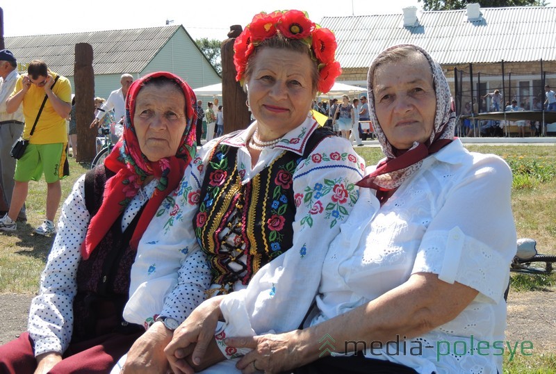 Сёстры Ніна і Вольга з творчай госцяй з Пінскага раёна