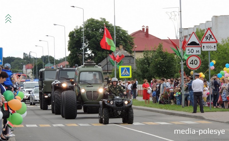 Парад сучаснай і рэтра-спецтэхнікі пакінуў прыемныя ўражанні