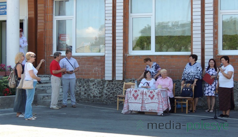 Каля Дома культуры працавала літаратурная пляцоўка Столінскай раённай бібліятэкі, дзе паэты са Століншчыны чыталі свае вершы