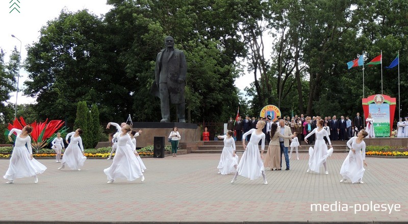 Супружеские пары кружились в вальсе на центральной площади города