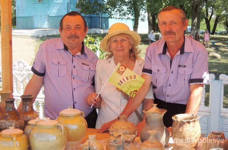 Адам Шэлест, Алімпіяда Леанавец, Мікалай Шэлест за прылаўкам