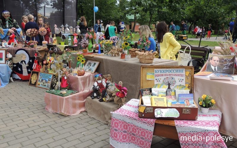 Выставка творчества, буккроссинг и многое другое можно было увидеть на празднике в Столине