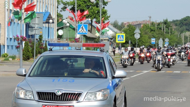 Байкеры проехали в сопровождении машин ГАИ