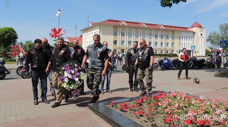 По пути следования байкеры возлагали корзины с цветами в память о погибших в годы Великой Отечественной войны